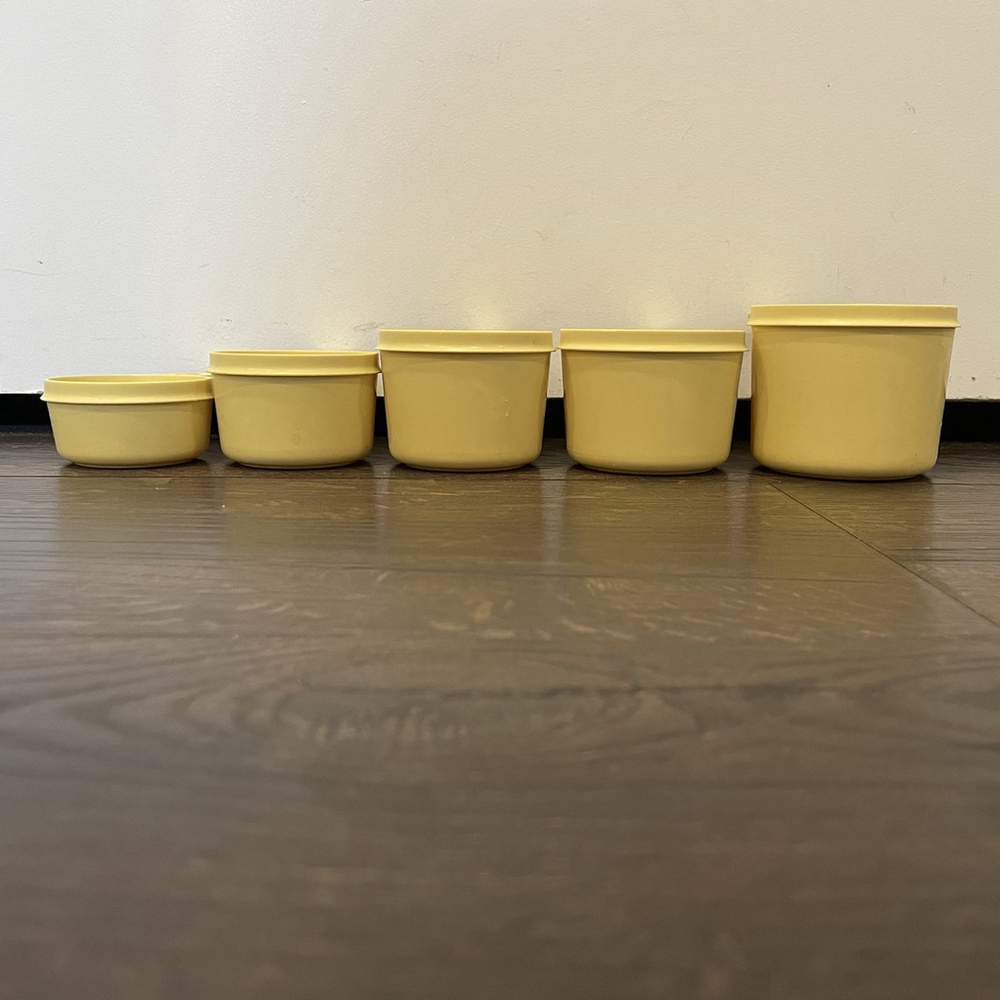 Vintage Tupperware Set of 5 Yellow Measuring Cups - Picture 2 of 8